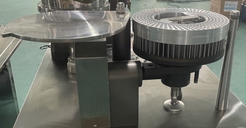 Halbautomatische Kapselfüllmaschine CGN-208 28000PCS/Stunde 2,12kw fournisseur